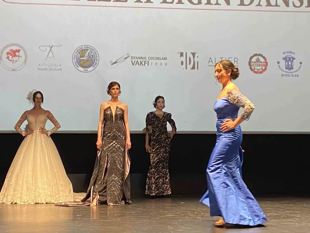 Beyoğlu’nda Terzi Esnafı Çocuklar Faydasına Defile Düzenledi