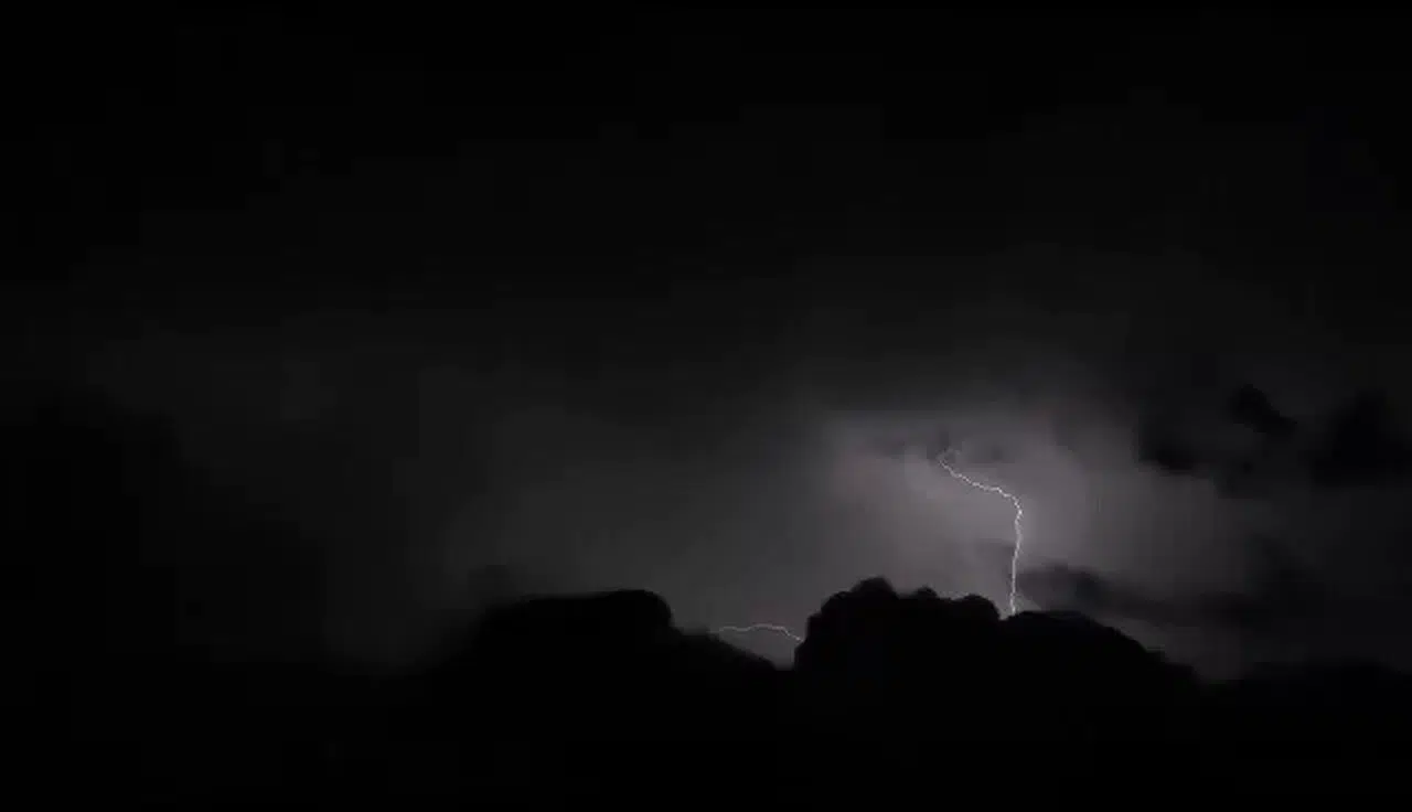 Bitlis’te Şimşekler Geceyi Aydınlattı