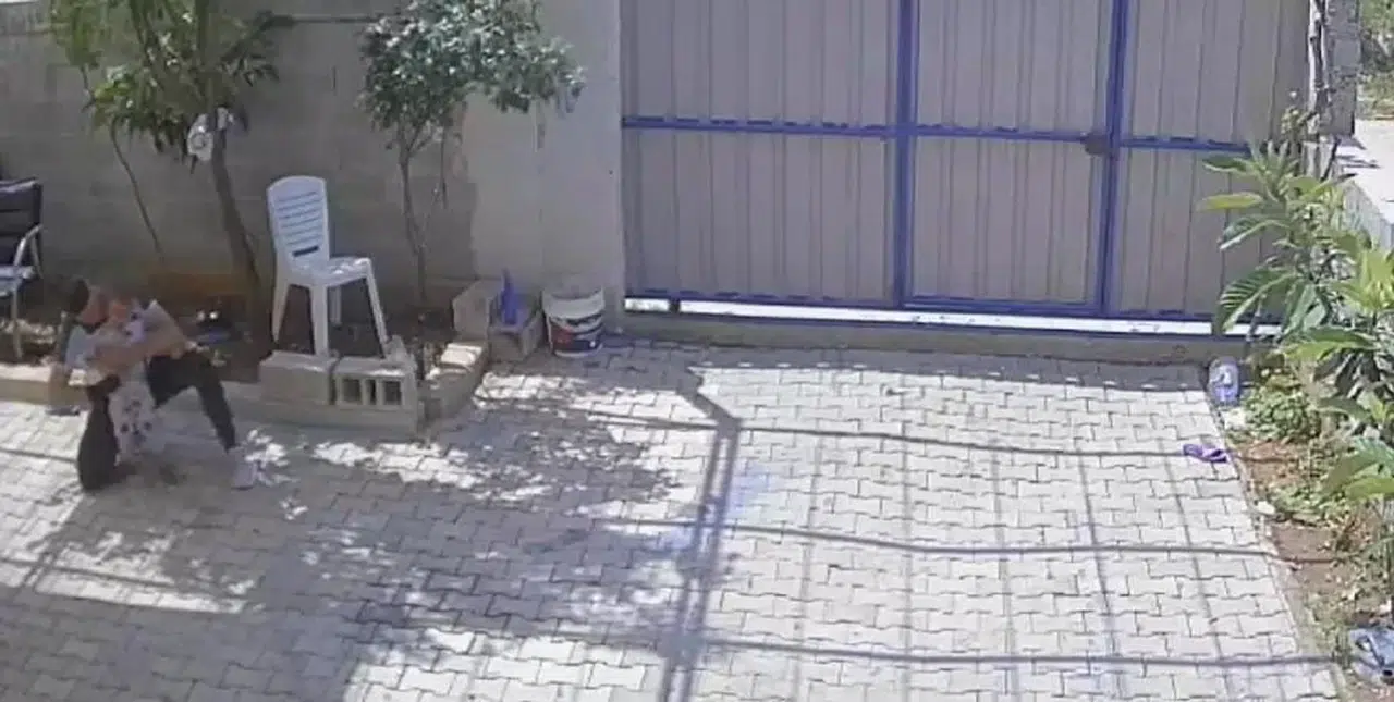 Boğazına Bozuk Para Kaçan Yeğenini Heimlich Hareketiyle Kurtardı