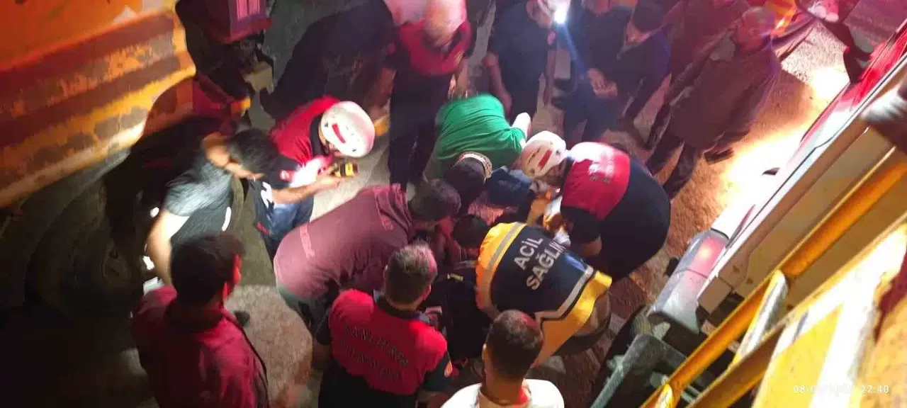 Bu türlü Kaza Görülmedi: İnşaat Çukuruna Devrilen Araç Kamyonun Kasasına Girdi
