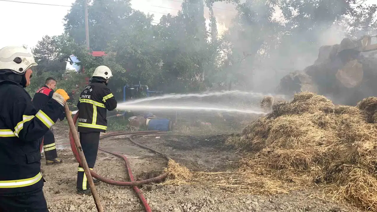 Burdur’da Çıkan Yangında 3 Ton Saman Balyası Yandı
