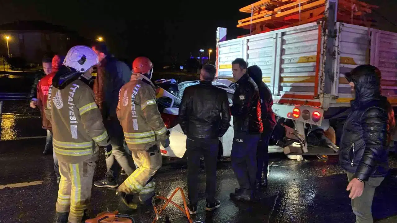 Büyükçekmece’de Denetimden Çıkan Araç Tırın Altına Girdi: 1 Meyyit, 2 Yaralı