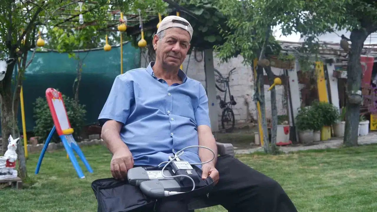 Çantasında Taşıdığı Yapay Kalp Aygıtıyla Hayatını Sürdürüyor