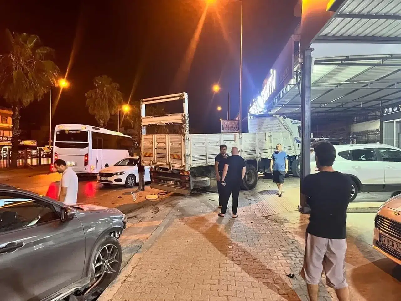 Denetimden Çıkan Kamyon 4 Arabası Biçti, O Anlar Güvenlik Kamerasına Yansıdı