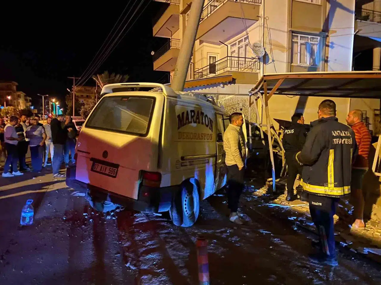 Denetimden Çıkan Kamyonet Elektrik Direğine Çarptı, O Anlar Kamerada: 3 Yaralı