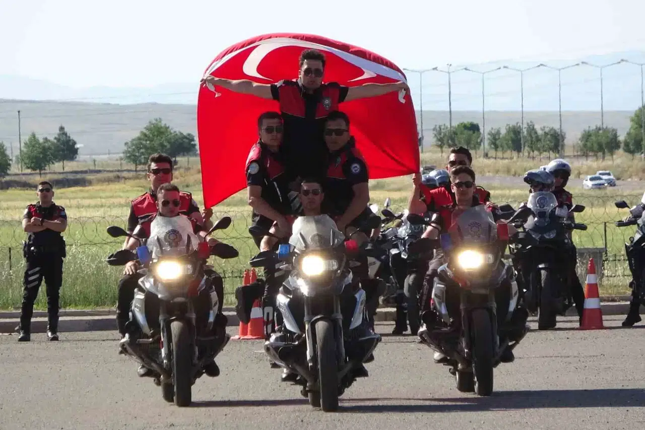 Diyarbakır’da Eğitimini Tamamlayan Motosikletli Yunus Timi Şov Yaptı