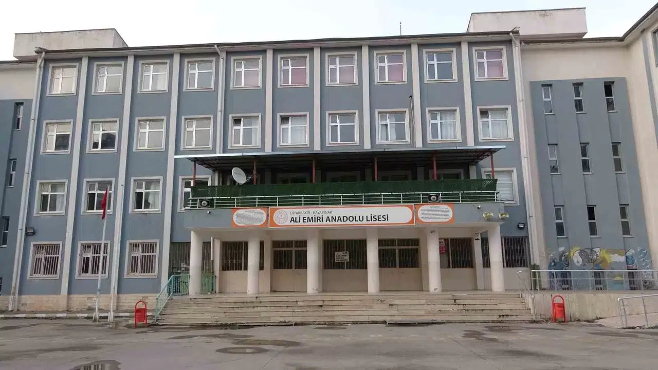 Diyarbakır’da Okul Müdürü Öğrenci Tarafından Bıçaklandı