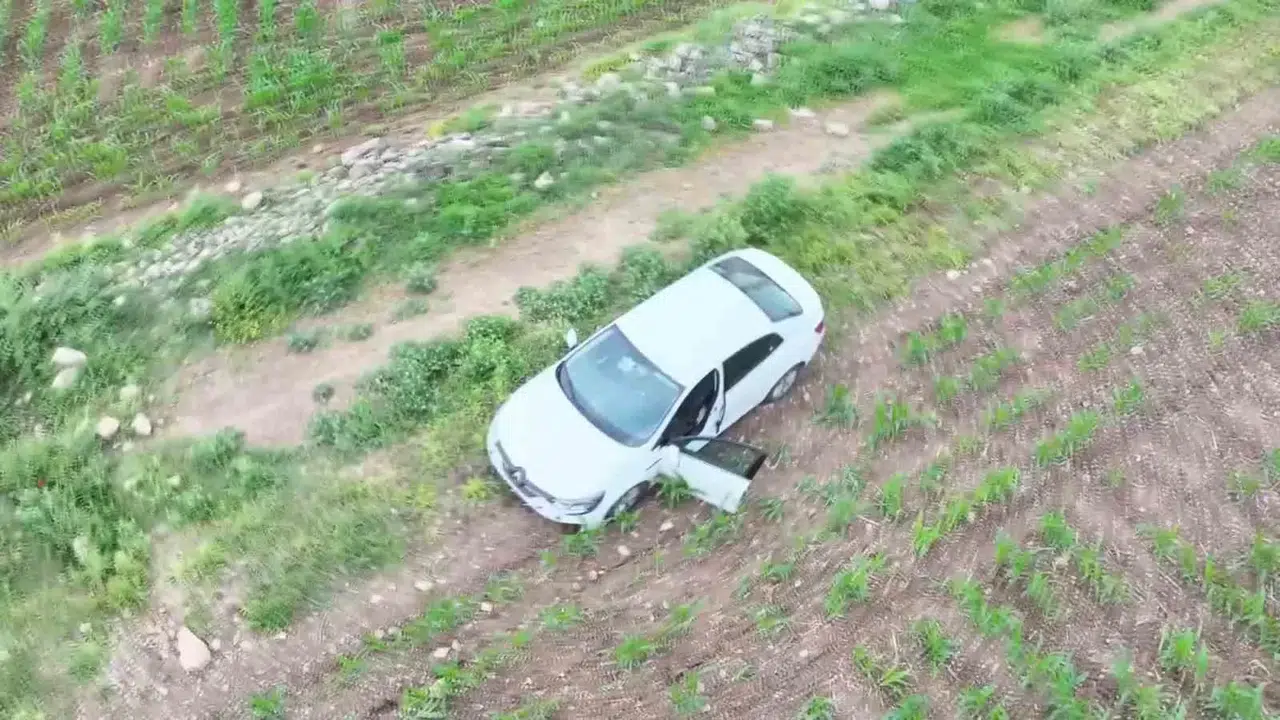 “Dur” İhtarına Uymayarak Tarlaya Kaçan Arabadan 19 Bin Adet Uyuşturucu Hap Çıktı
