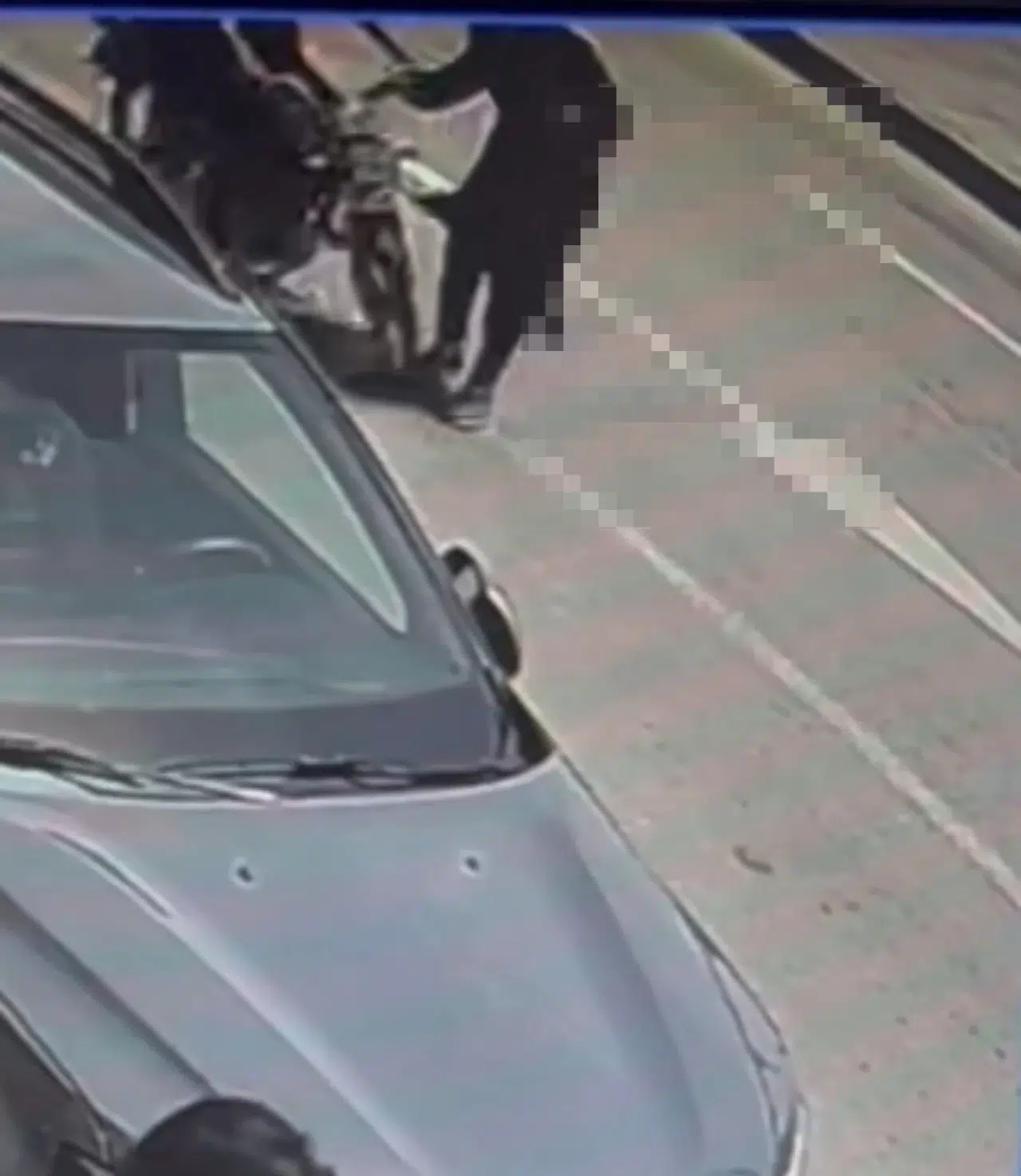 Elazığ’da Motosikletin Bayana Çarpması Güvenlik Kameralarına Yansıdı