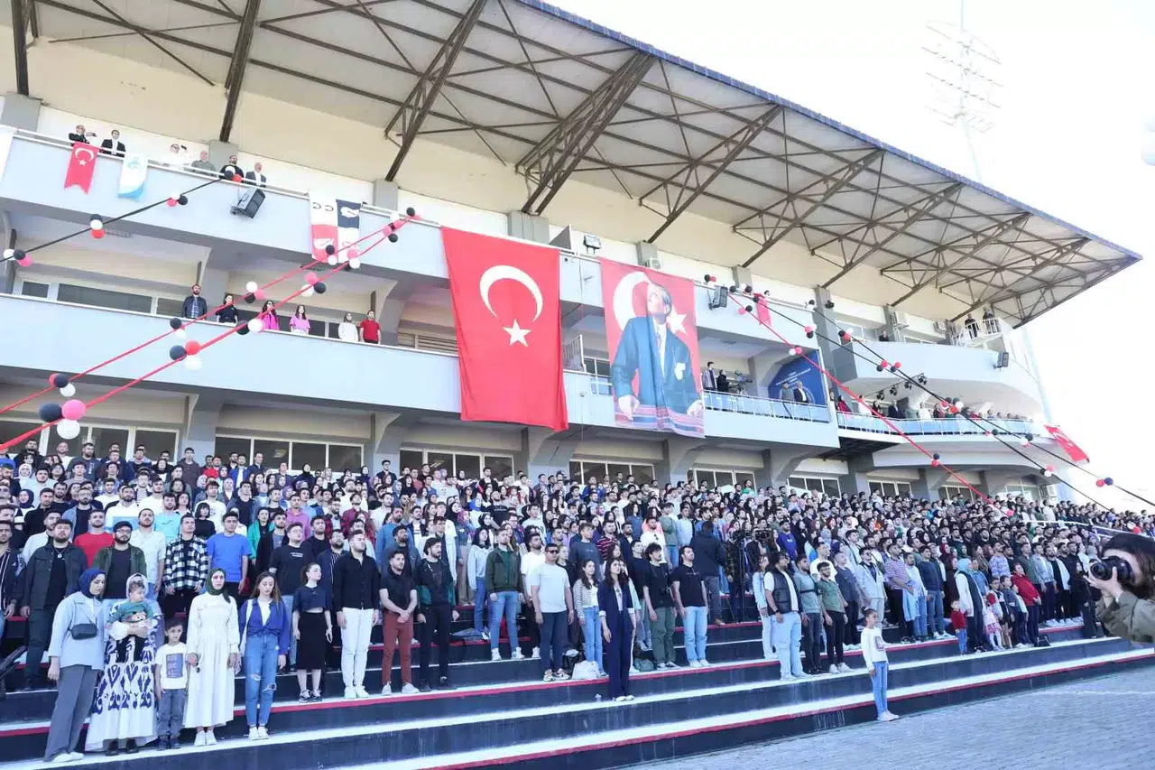 Fü Öğrencileri Hipodromda Küçük Konser Verdi