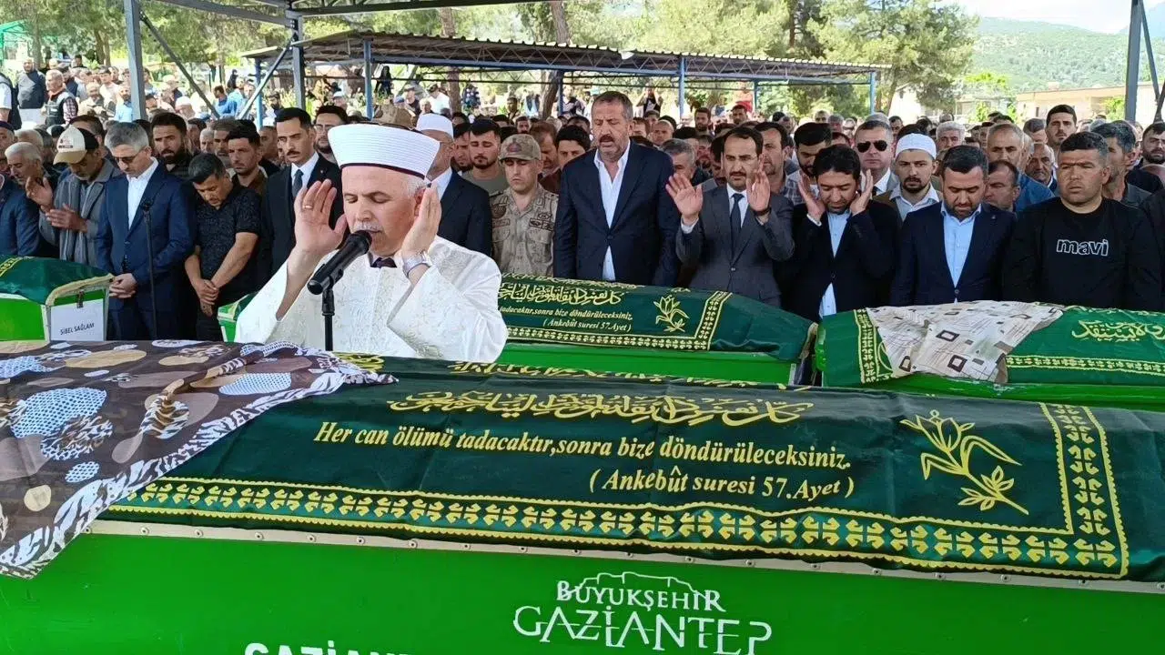 Gaziantep’teki Feci Kazada Ölenlerin Cenazeleri Defnedildi