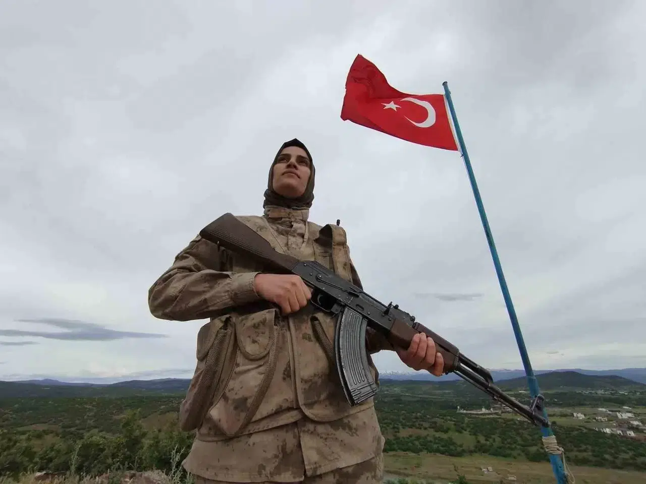 Gündüz Konutta Anne, Akşam Vatan Nöbetinde