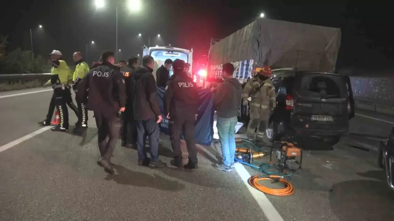 Hafif Ticari Araç Tıra Ok Üzere Saplandı: 1 Meyyit