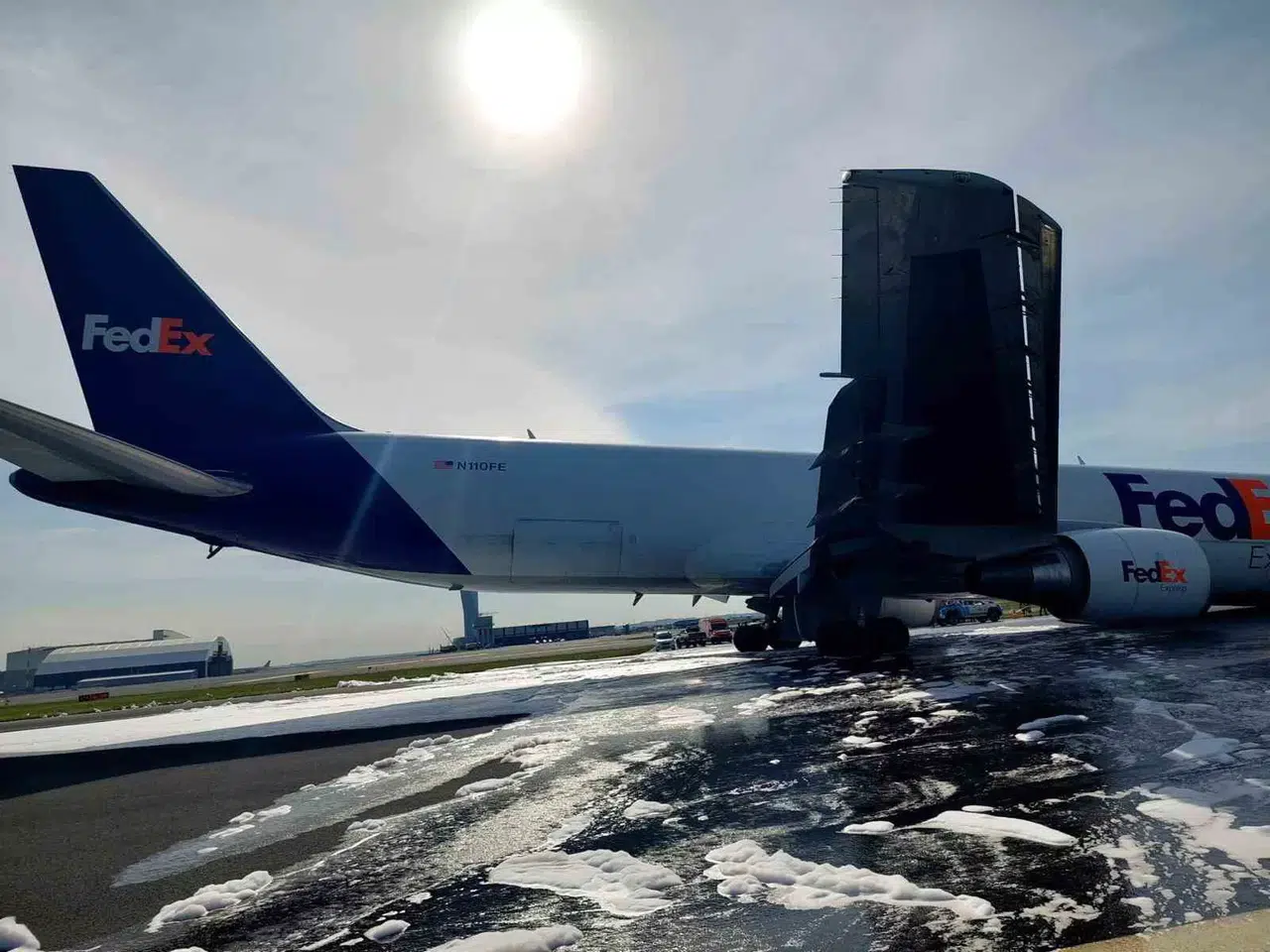 İstanbul Havalimanı’nda Kargo Uçağı Ön İniş Ekibi Açılmayınca Gövde Üzerine İniş Yaptı. Olayda Ölen Ya da Yaralanan Olmadığı Öğrenildi.