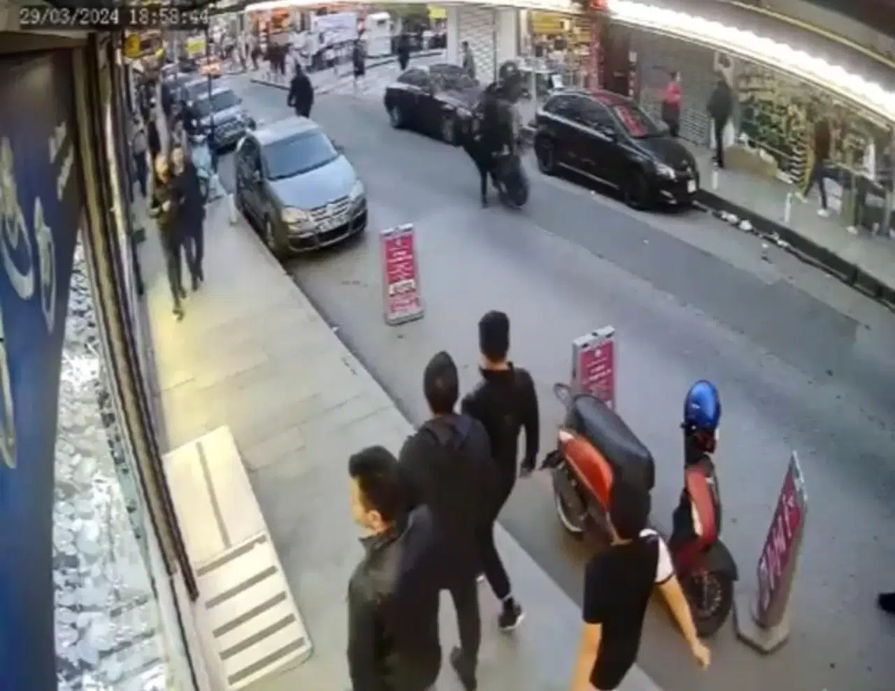 İstanbul’da Tek Tekerlek Kazası Kamerada: Scooterlı Genç ve Yaya Kıl Hissesi Kurtuldu