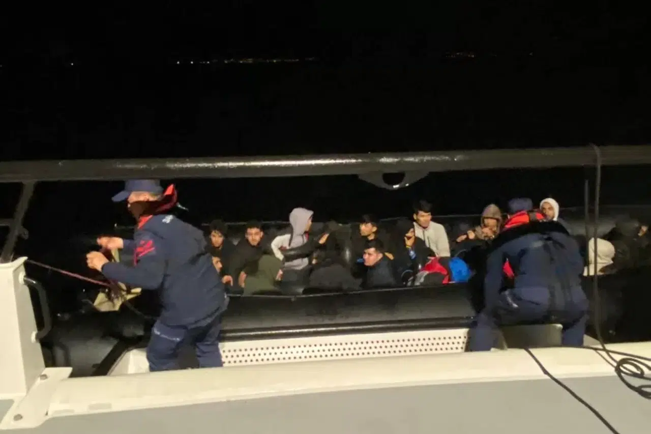İzmir Açıklarında 22 Sistemsiz Göçmen Yakalandı