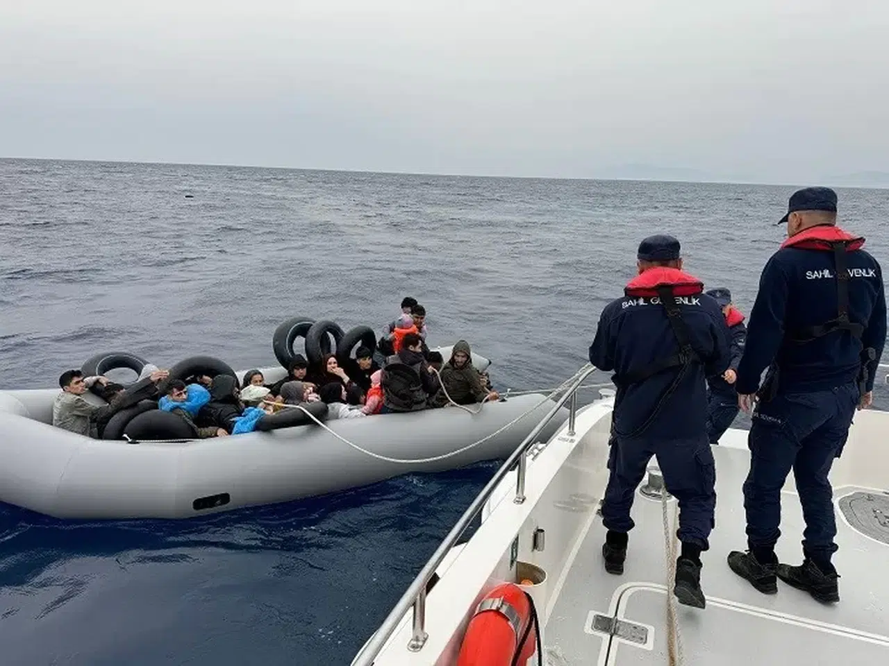 İzmir Açıklarında 56 Göçmen Karaya Çıkartıldı