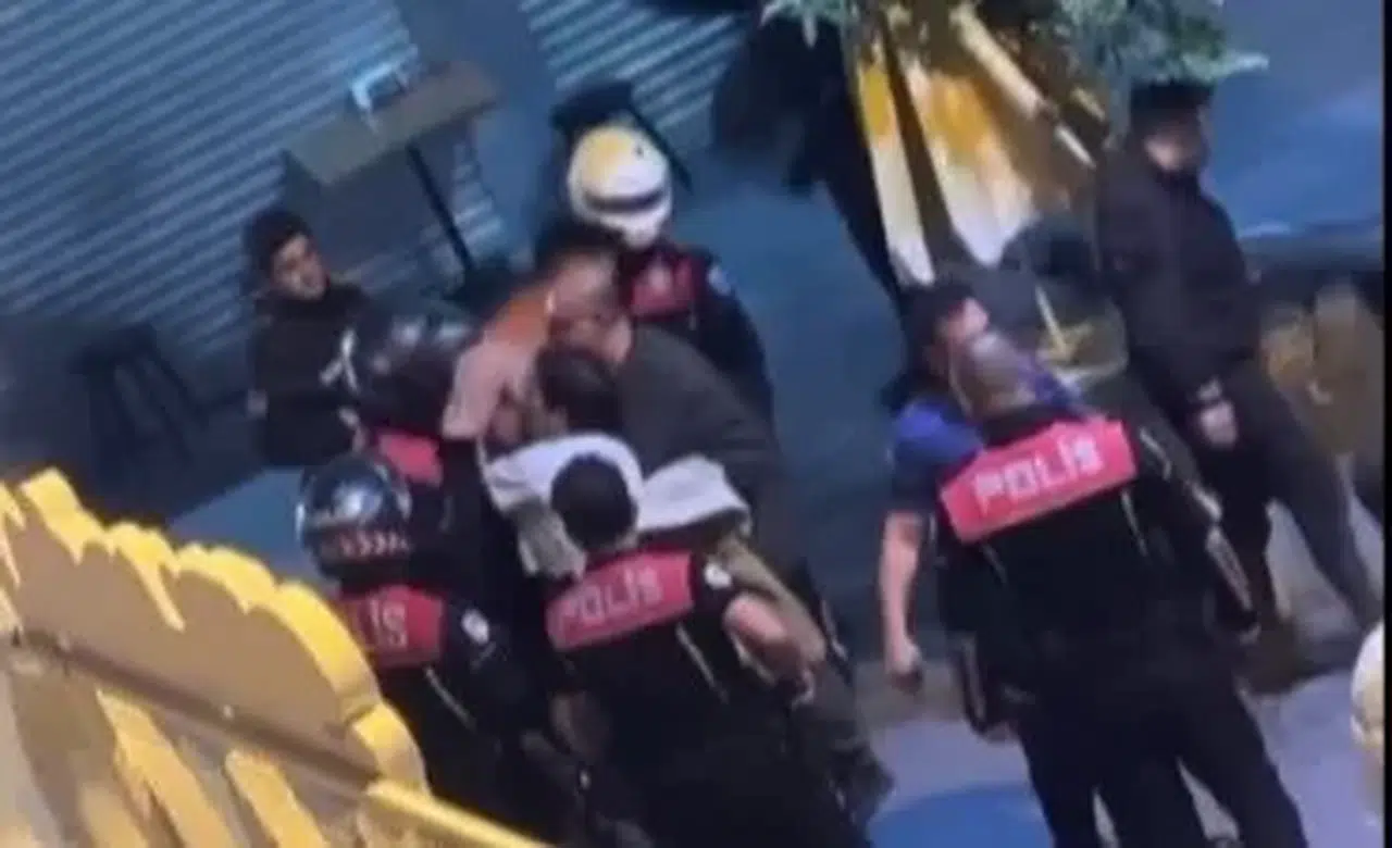 İzmir’de Arbedeye Müdahale Eden Polislere Saldıran Şahıs Kamerada