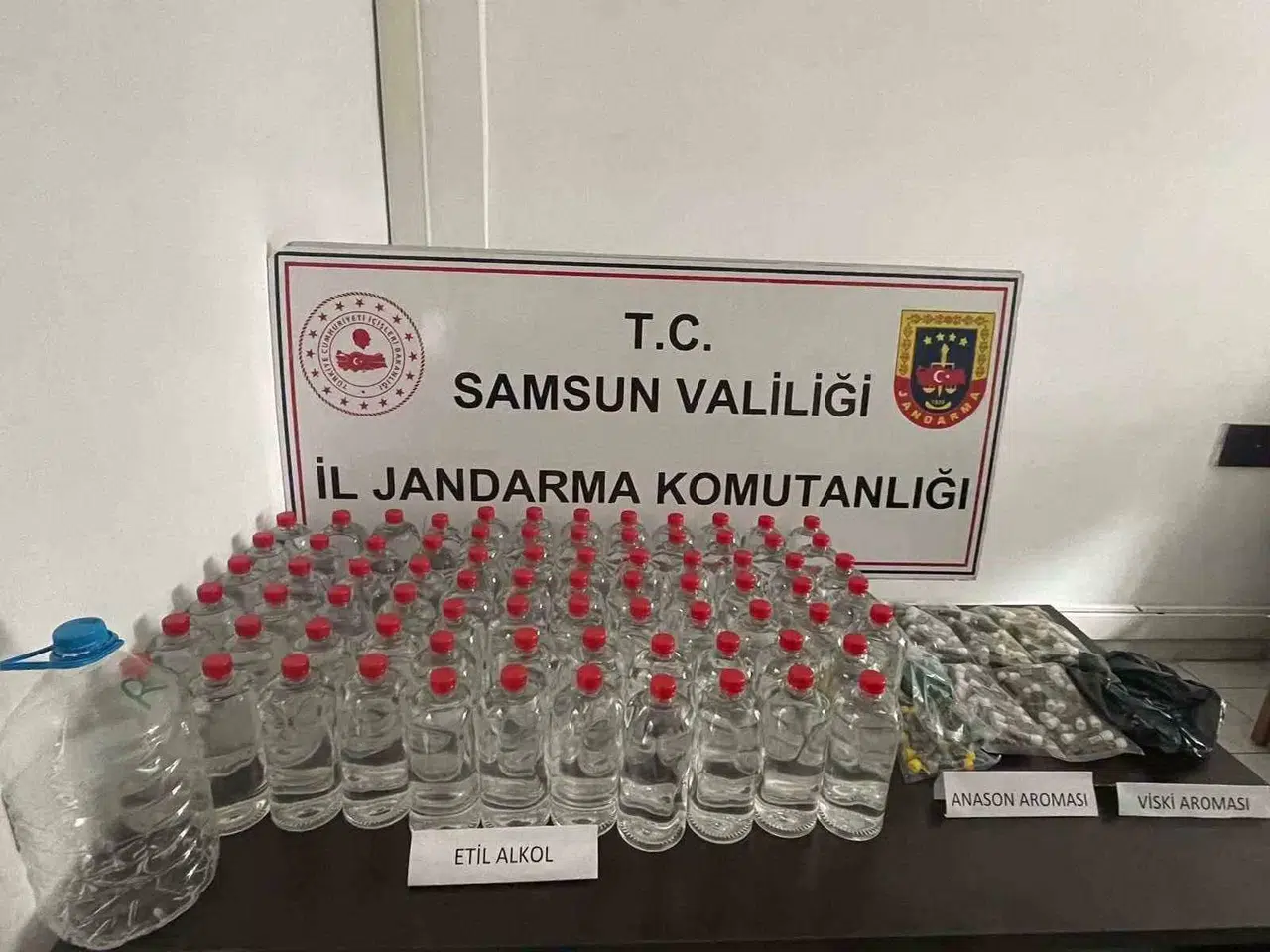 Jandarma Depoda Geçersiz Alkol Üretim Hususları Ele Geçirdi