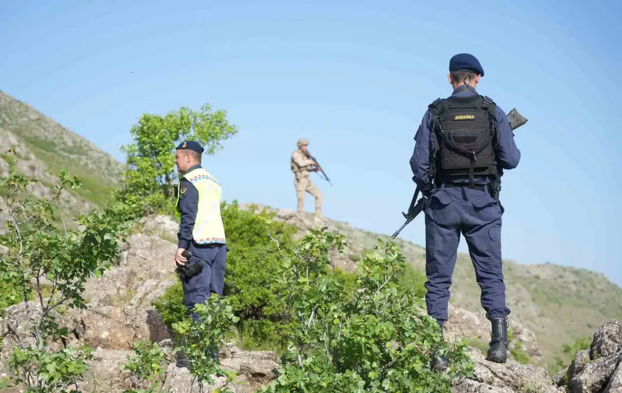 Jandarma Grupları Terörü Bitirdikleri Dağlarda Şimdilerde Zıt Lale Nöbeti Tutuyor