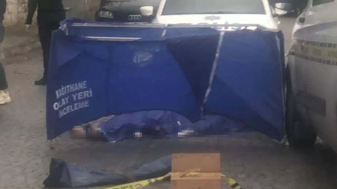 Kağıthane’de Bir Kişi Araç İçinde Başından Silahla Vurulmuş Halde Bulundu