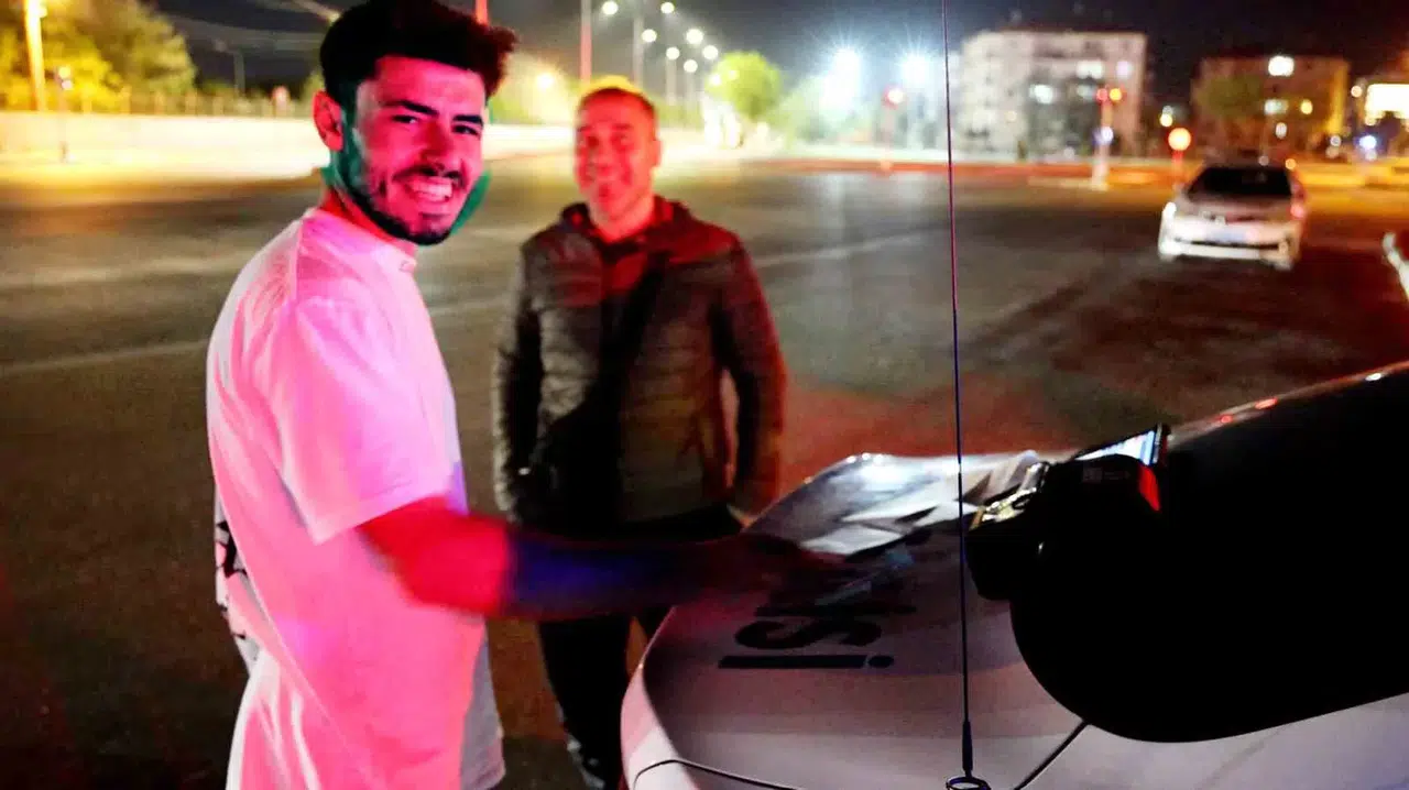 Kamerayı Görünce Gülümsedi, Cezayı Yiyince “Hayırlı Olsun” Dedi