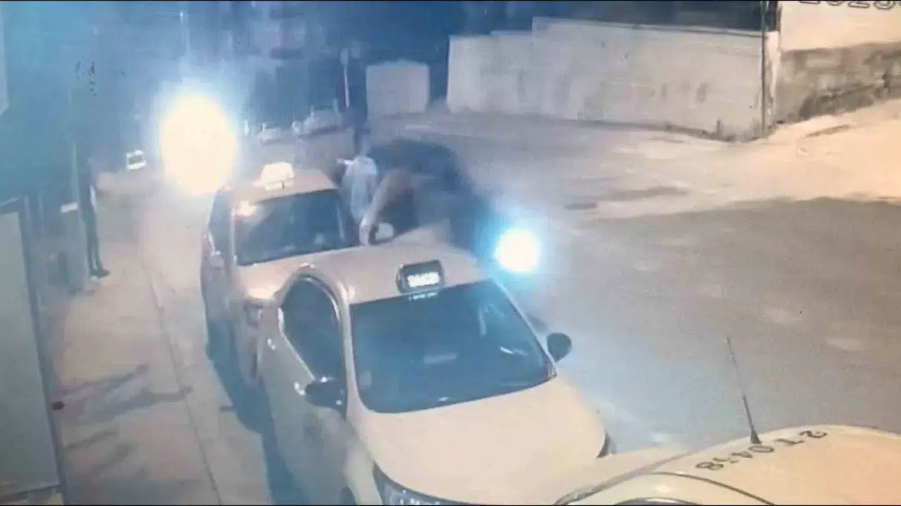 Kapıyı Açıp Taksiden İndiği Esnada Araba Bu türlü Çarptı