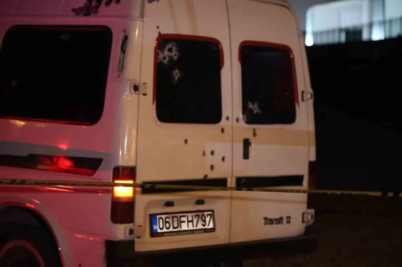 Kardeşlerin Bulunduğu Araç Kurşunlandı: 1 Meyyit, 1 Ağır Yaralı