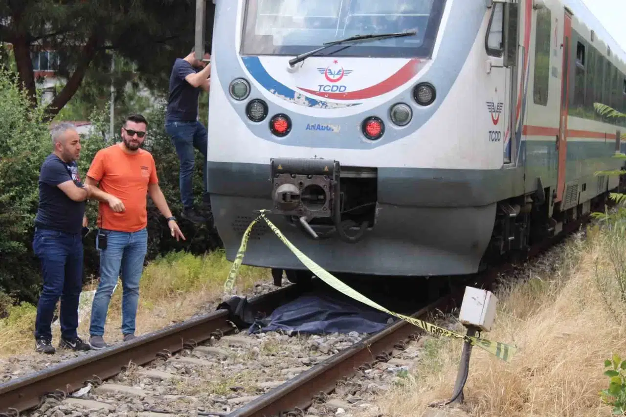 Karşı Geçmek İsteyen Yaşlı Bayan Trenin Altında Kaldı