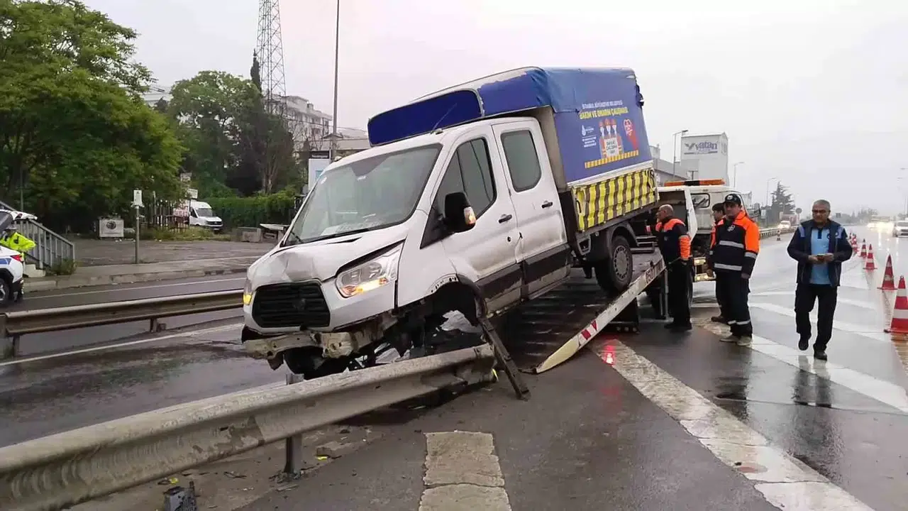Kartal’da İBB’ye İlişkin Araç, Bariyere Ok Üzere Saplandı