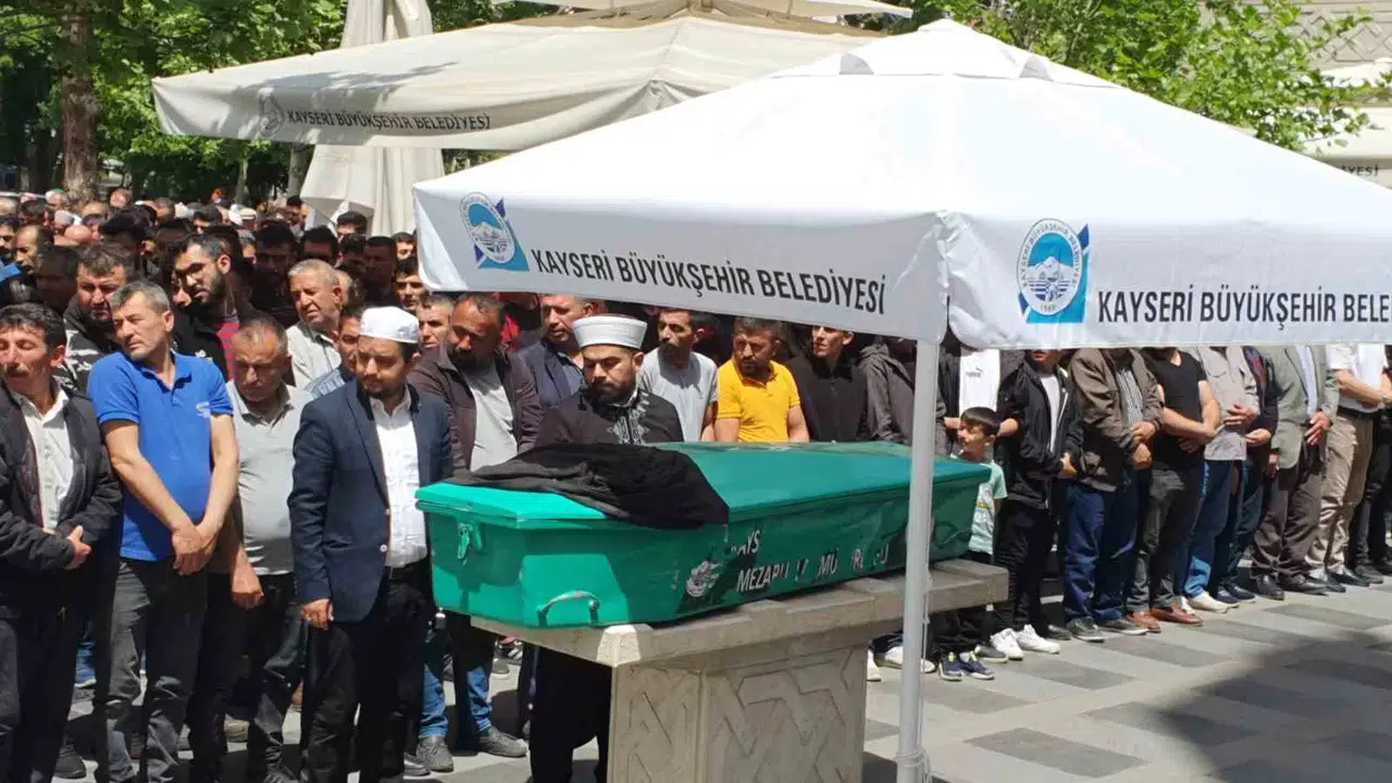 Kayseri’de Bisikletiyle Personel Servisinin Altında Kalan Çocuk Toprağa Verildi