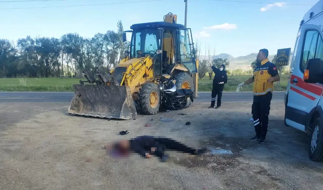 Kepçeyle Çarpışan Motosikletin Şoförü Hayatını Kaybetti