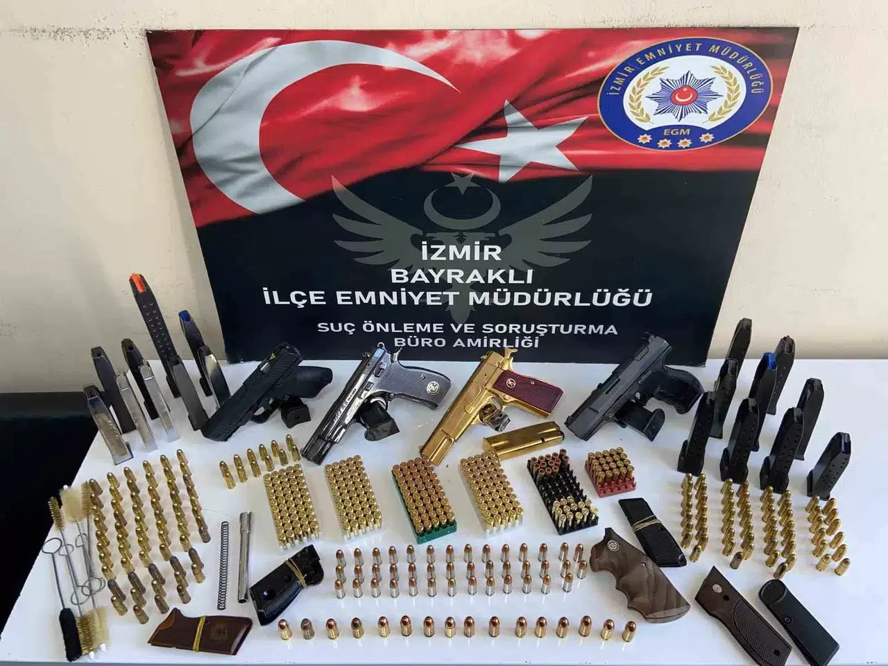 Konutundan Adeta Cephanelik Çıktı