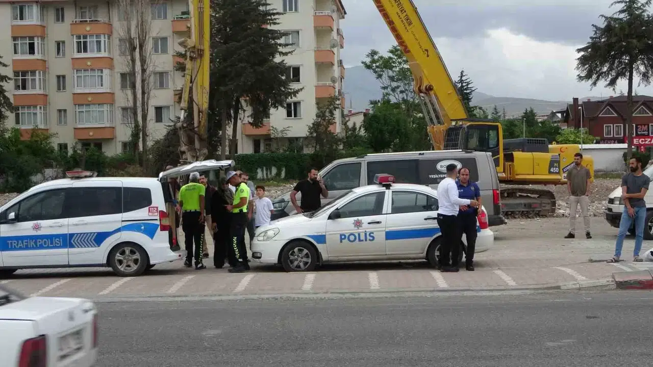 Malatya’da Araba Yayalara Çarptı: 2 Yaralı