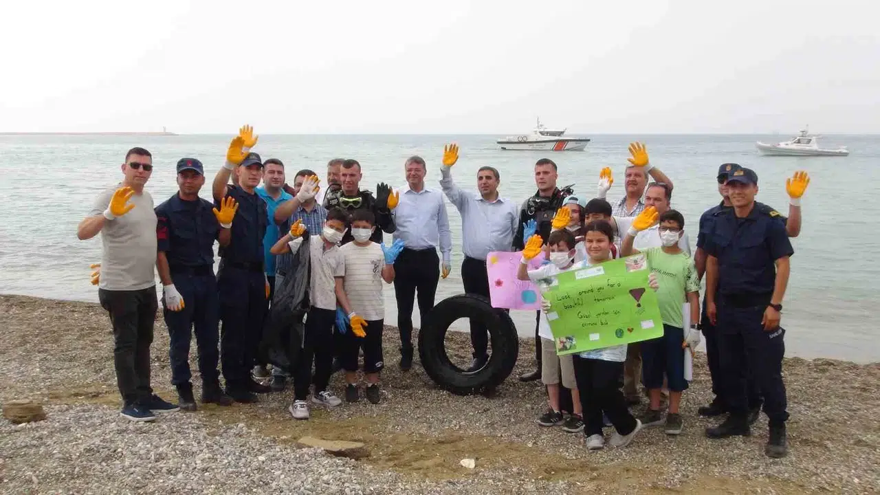 Mersin’de Deniz Altında ve Kıyıda Etraf Paklığı Yapıldı