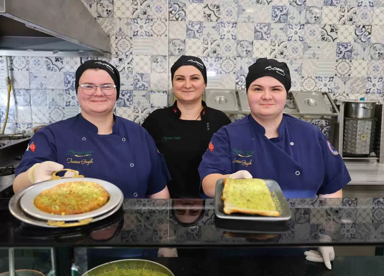 Meskeninde Anne, Tezgahta Tatlıcı, İş Yerinde İşveren