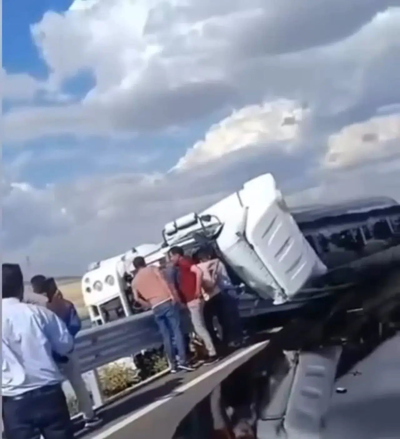 Nusaybin’de Petrol Yüklü Tanker Devrildi: 1 Meyyit