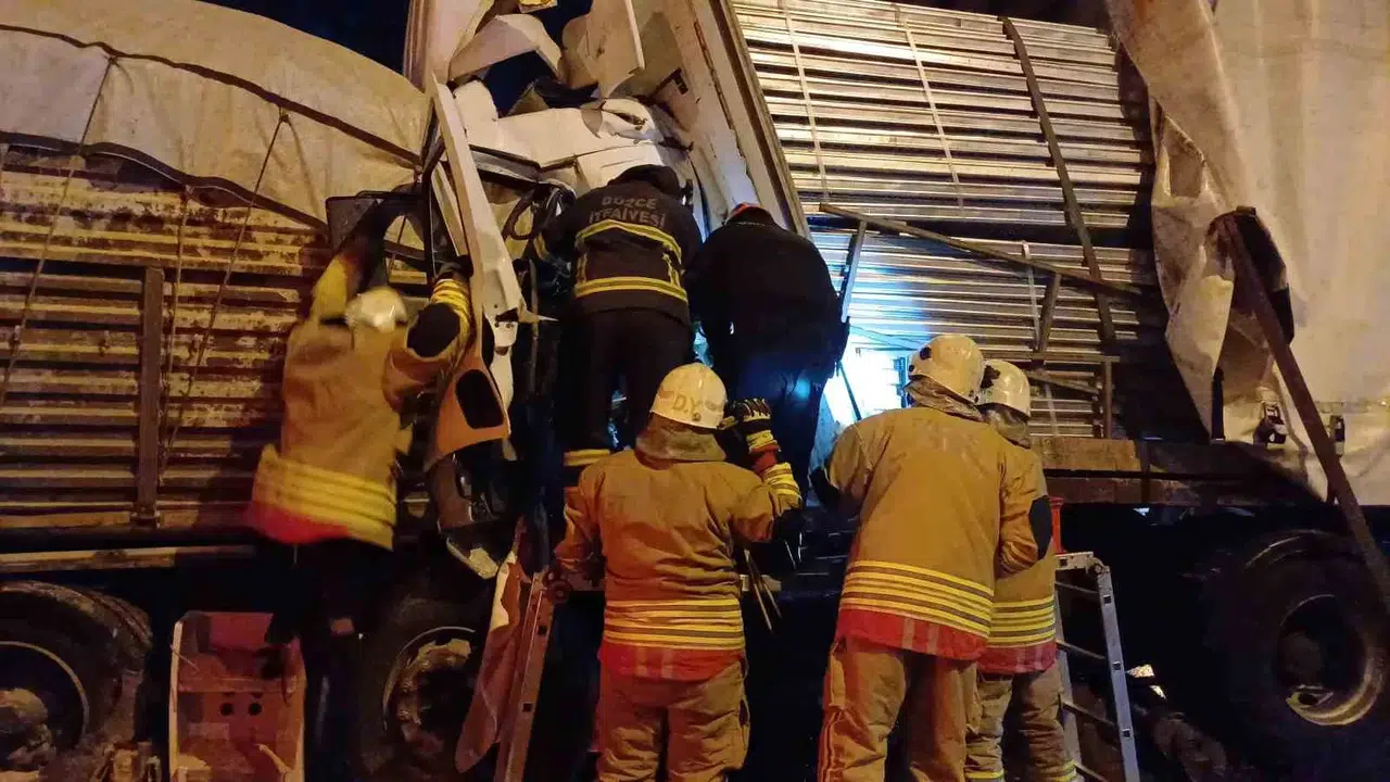 Otoyolda Seyir Halindeki Tıra, Gerisinden Gelen Tır Çarptı: 1 Meyyit