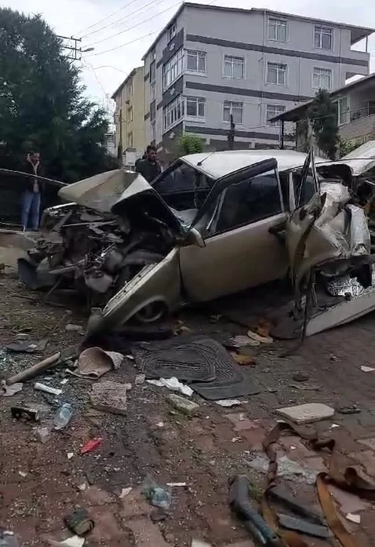 Park Halindeki Kamyon 2 Arabaya ve Duvara Çarparak Durabildi: Ortalık Savaş Alanına Döndü