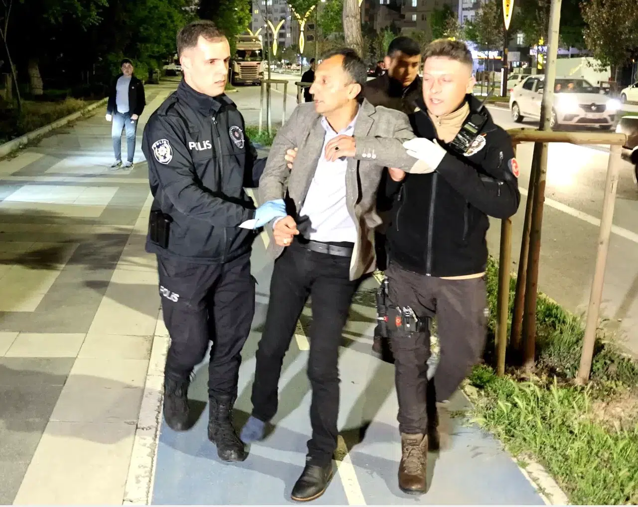 Polis Ehliyet İstedi, Alkollü Şoför İse Ayakkabı: Enteresan Diyalog Kamerada