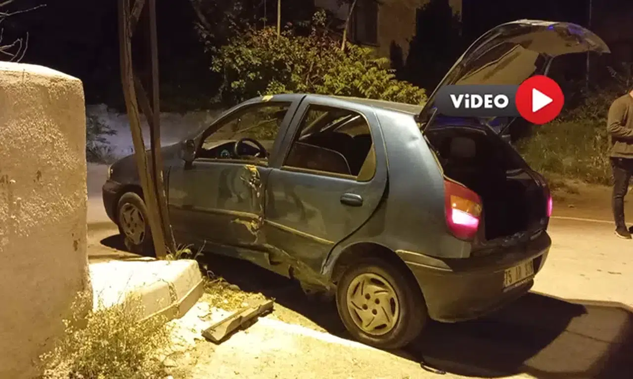 Polisten Kaçan Otomobil Direğe Çarparak Durdu