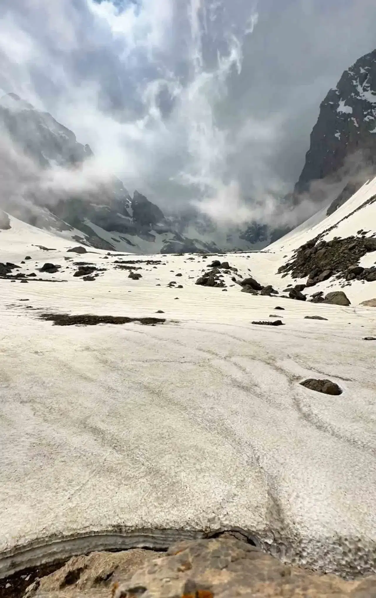 Saatlerce Çektiği Karlı Dağların Tabiatı Mest Etti: Manzaralar Alpler ve Himalayalar’ı Aratmadı