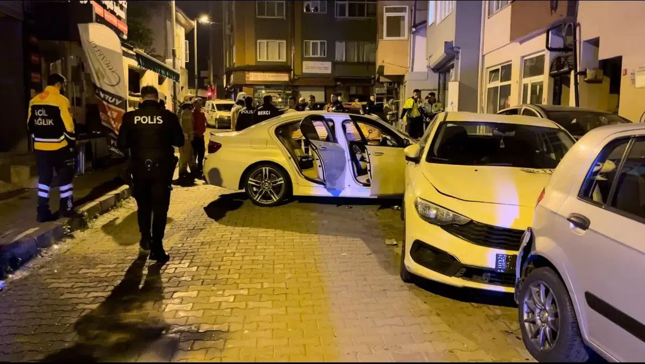 Sarıyer’de Uygulamadan Kaçan Araba Şoförü, Park Halindeki Araçlara Çarptı: 2 Yaralı