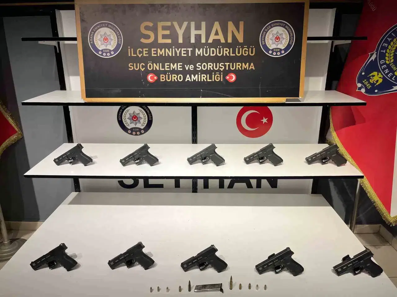 Seyhan Polisi Bir Meskende 10 Ruhsatsız Tabanca Ele Geçirdi