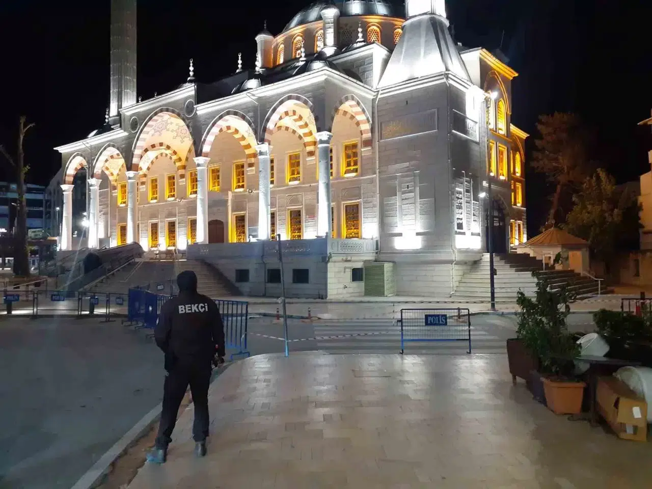 Şiddetli Rüzgar Caminin Kurşunlarını Uçurdu