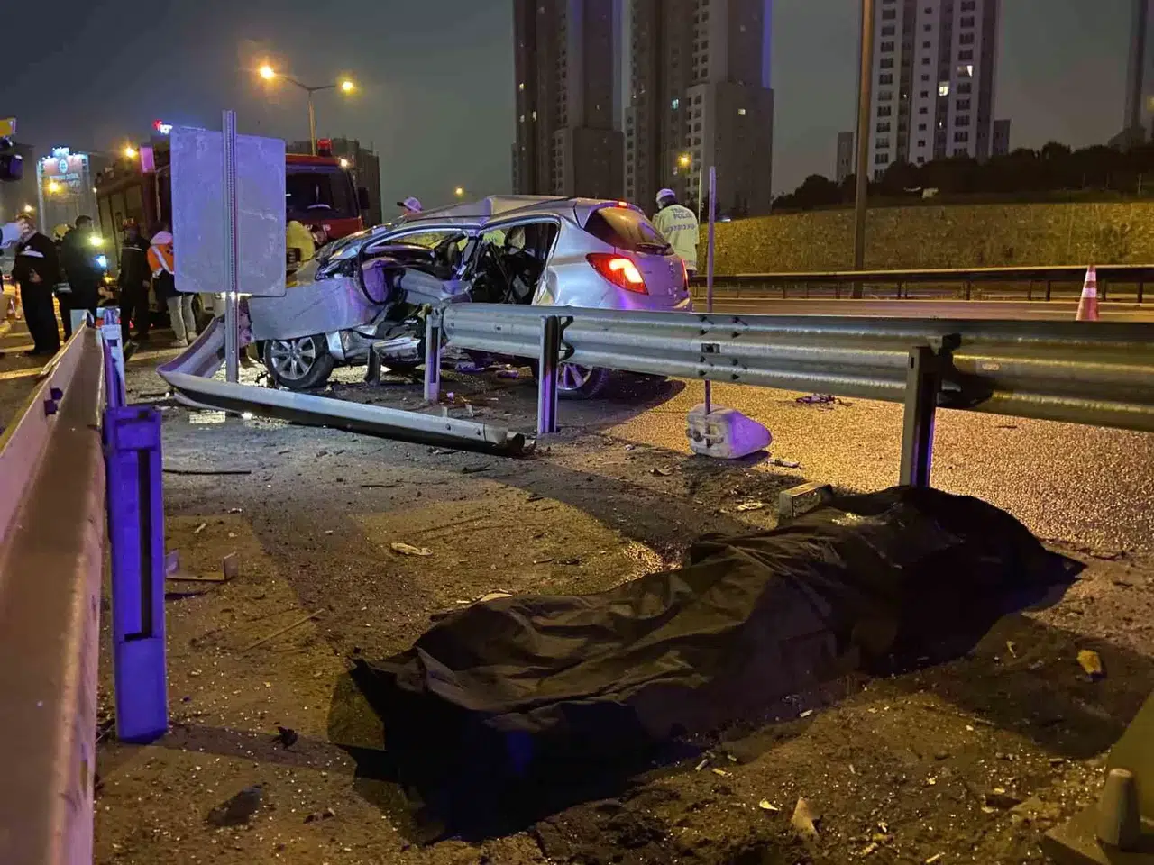 Tem Otoyolu’nda Araba Bariyerlere Ok Üzere Saplandı: 1 Meyyit, 1 Ağır Yaralı