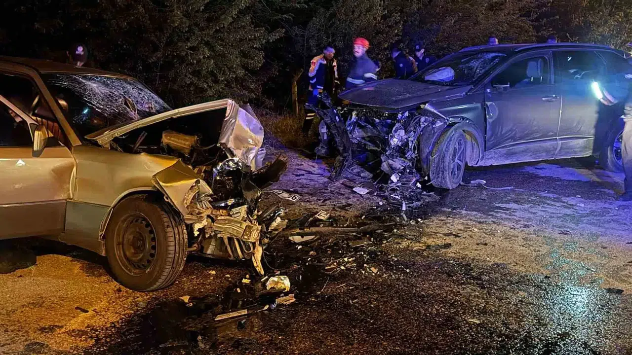 Tokat’ta Facia Üzere Kaza: Baş Başa Çarpışan Araçlarda 7 Kişi Yaralandı