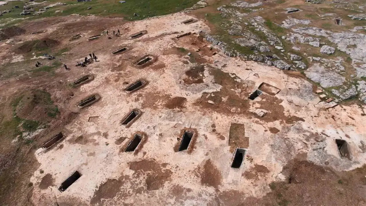 Turuş Kaya Mezarlarında Hafriyat ve Temizleme Çalışmaları Başladı