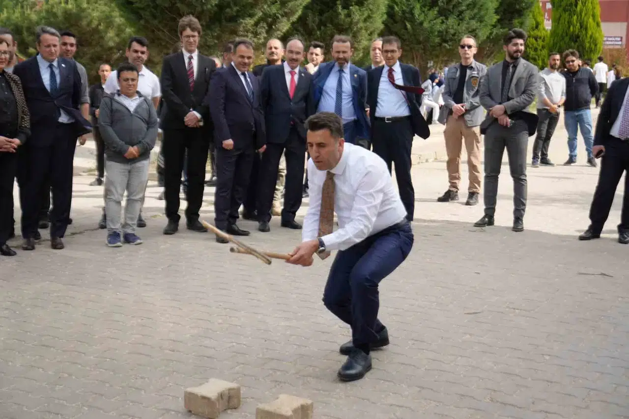 ’Unutulmaya Yüz Tutmuş Klâsik Oyunlar Şenliği’nde Renkli Manzaralar Oluştu