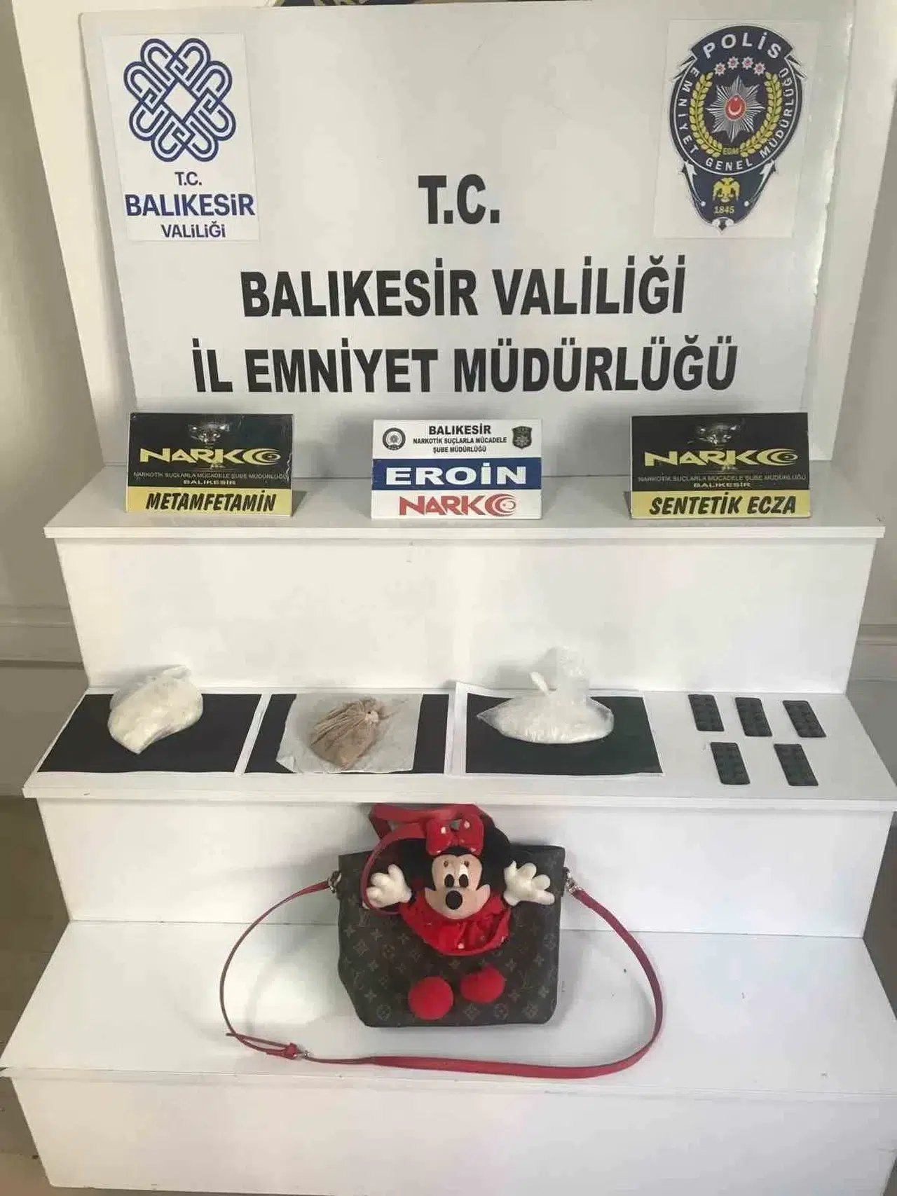Uyuşturucu Tacirleri, Çizgi Sinema Karakteri Mickey Mouse Karakterini Zula Olarak Kullanıp Uyuşturucu Sakladı